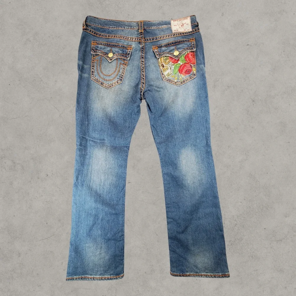 True Religion Ricky Jeans Mens 40x32 Blue Skull Rose Embroidery Thick Stitch B83